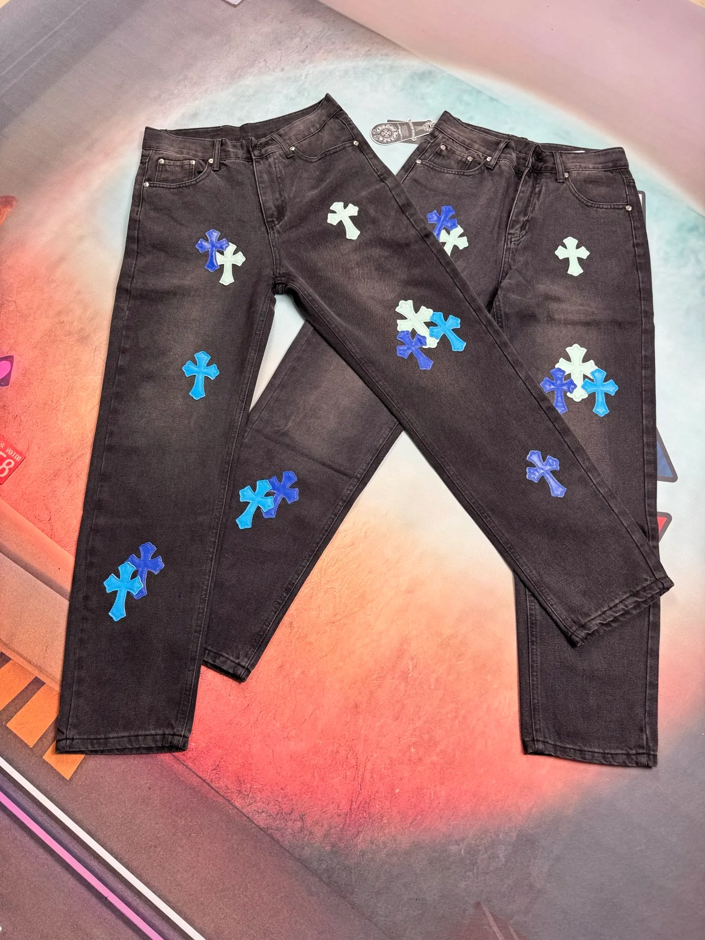 🅿️260 🔘Style No.-KL112 🔘Cro Heart𝐂𝐡𝐫𝐨𝐦𝐞 𝐇𝐞𝐚𝐫𝐭 CH City Limited Series Sanskrit Blue Cross Patch Leather Jeans* Black and Blue Color - "Los Angeles" Limited Edition Jeans Each pair of these jeans must be washed first, then disassembled. The sheepskin cross skins are carefully stitched and sewn by hand, and then re-joined into shape. It is difficult to describe the complex process. The pants are heavily washed and the details are hidden in ingenuity. From the shape to the upper body effect, they are almost perfect. It took a lot of time and energy to create it, but the finished product is stunning enough and worthy of its beauty. It has a straight upper body, showing neatness and ability, creating an outstanding aura. The styles are the same for both men and women, so they can be easily adapted to various styles and outfits, so you can buy them with your eyes closed without any surprises!  Size: S M L XL XXL (28.30.32.34.36) Color: Black
